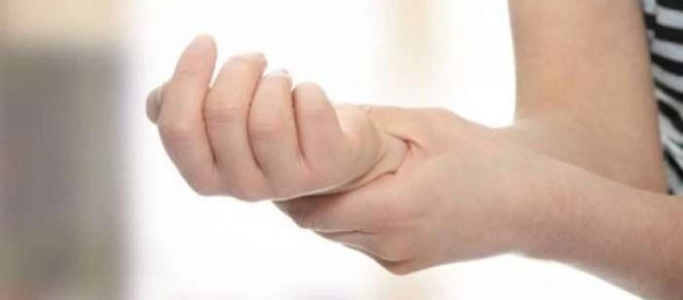 Μήπως μουδιάζουν τα χέρια σας όταν κοιμάστε; - Δείτε που οφείλεται